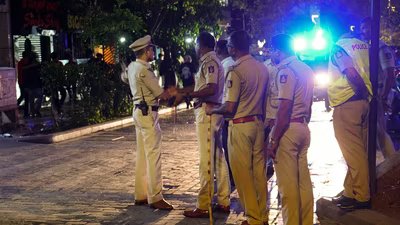 कर्नाटक डॉक्टर हत्याकांड: पति के शव के पास 'स्क्रॉल' करती मिली पत्नी, दिए 'असंबद्ध' बयान 4 PTI06 01 2026 000003B 0 1784191887619 1784191904165 e4287316 716f 4358 b46c d2bd3976d80b