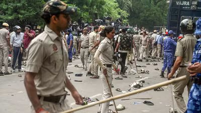 भाजपा ने एनईईटी विरोध प्रदर्शन के दौरान पत्रकारों के खिलाफ 'चयनात्मक आक्रोश' की निंदा की, हमलों को 'अस्वीकार्य' बताया 4 Police lathi charge 1785130752081 1785130752235 b66fbb7c 98f8 4b3d acab 73804607882b