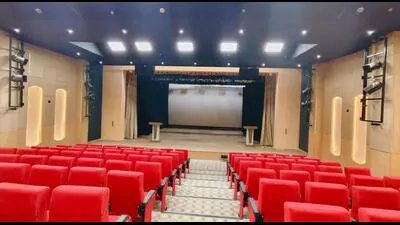 बंद सभागारों की छाया लखनऊ के थिएटर परिदृश्य पर पड़ी 5 Rai Umanath Bali auditorium after renovation HT 1784399997935