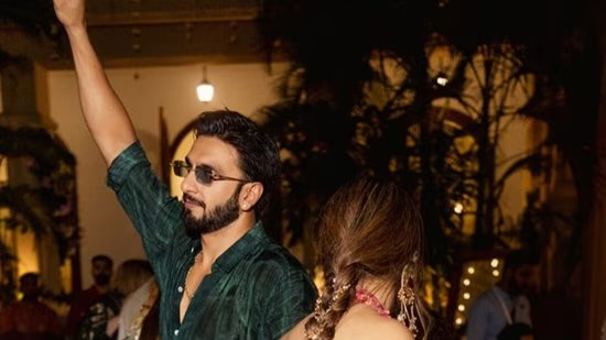 गोवा विवाह समारोह की अनदेखी तस्वीर में रणवीर सिंह ने चचेरी बहन सौम्या हिंगोरानी के साथ जीवंत नृत्य के क्षण साझा किए 1 Ranveer Singh 1783066718638 1783066718738 74f68653 02bd 4489 bd13 d53872040081