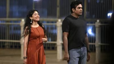 हावड़ा ब्रिज पर मणिरत्नम की फिल्म की शूटिंग कर रहे साई पल्लवी, विजय सेतुपति की लीक हुई तस्वीरें प्रशंसकों को 96 की याद दिलाती हैं