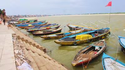 Several boats were seen anchored at Dashashwamedh 1785421293298