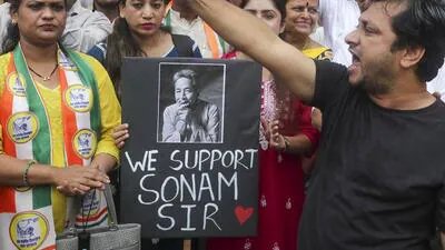प्रदर्शनकारियों के खिलाफ कोई कानूनी कार्रवाई नहीं करने का वादा करें, भूख हड़ताल खत्म करेंगे: सोनम वांगचुक ने सरकार से कहा 3 Thane People stage a protest against the removal 1784729354247
