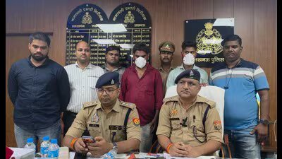 लखनऊ पुलिस ने साइबर नेटवर्क का भंडाफोड़ किया; तीन गिरफ्तार 1 The accused in police custody HT File Photo 1784819462405