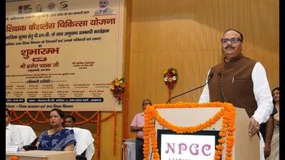 कैशलेस योजना शिक्षकों की स्वास्थ्य सुरक्षा के लिए सरकार की प्रतिबद्धता: यूपी के डिप्टी सीएम पाठक 3 UP deputy CM Brajesh Pathak speaking at an event i 1785079940348