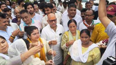 उत्तर प्रदेश कांग्रेस प्रमुख अजय राय ने पेपर लीक के खिलाफ लखनऊ में कैंडललाइट मार्च का नेतृत्व किया 4 Uttar Pradesh Congress president Ajay Rai and othe 1784922282602