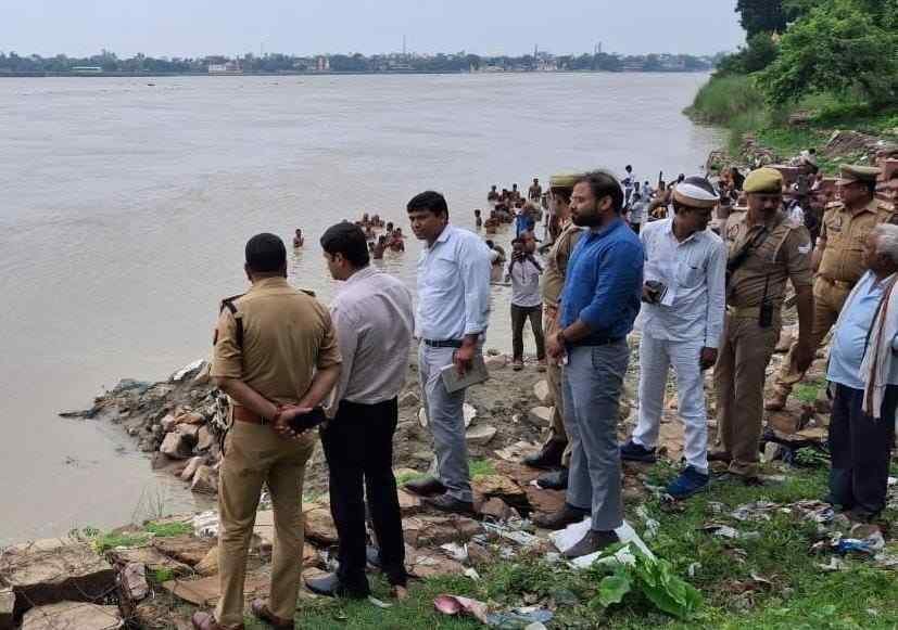 सरयू के बढ़ते जलस्तर पर प्रशासन अलर्ट  डीएम ने बाढ़ चौकी और पीएसी कैंप का किया निरीक्षण