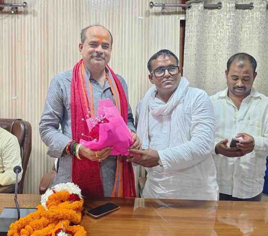 जिला पंचायत की कमान फिर मनोज राय के हाथों में प्रशासक नियुक्ति के प्रथम आगमन पर हुआ भव्य स्वागत