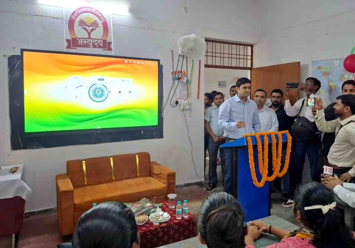 मुख्यमंत्री अभ्युदय योजना के निःशुल्क कोचिंग सेंटर का शुभारंभ  मेहनत ही सफलता की असली कुंजी, शॉर्टकट से नहीं मिलती मंजिल : डीएम आनंद वर्द्धन