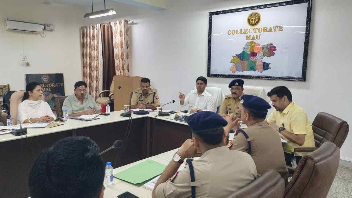 दोषियों को जल्द सजा दिलाना प्रशासन की प्राथमिकता  मासिक समीक्षा बैठक में डीएम ने जघन्य अपराधों, महिला उत्पीड़न और गैंगस्टर एक्ट मामलों पर दिए सख्त निर्देश