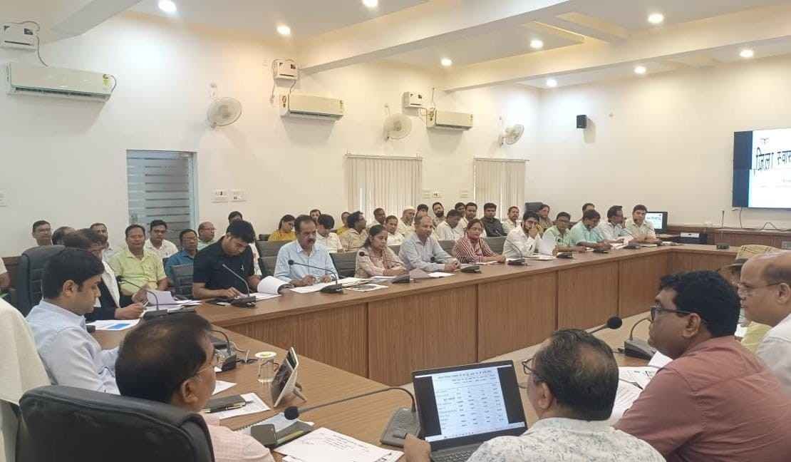 जिलाधिकारी आनंद वर्द्धन ने स्वास्थ्य योजनाओं की समीक्षा की, लापरवाही पर जताई नाराजगी,  कोपागंज, रतनपुरा और जिला महिला चिकित्सालय की स्थिति सुधारने के दिए निर्देश
