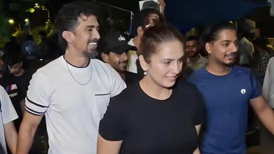 हुमा कुरेशी रात 2 बजे कथित प्रेमी रचित सिंह, साकिब सलीम के साथ जंतर-मंतर विरोध प्रदर्शन में शामिल हुईं, छात्रों के साथ मार्च किया