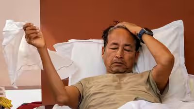 'बिल्कुल 'गांधी' फिल्म की तरह, जो महात्मा पर आधारित नहीं है': सोनम वांगचुक पर टिप्पणी के लिए आमिर खान को राजनीतिक प्रतिक्रिया का सामना करना पड़ा | भारत समाचार 5 aamir khan remarks on sonam wangchuk