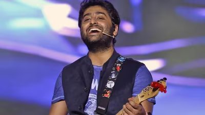 अरिजीत सिंह को लाठीचार्ज के लिए वर्दीधारी कर्मियों को 'गुंडे' कहने वाले प्रशंसकों को खोने की चिंता नहीं है: 'मेरी प्लेलिस्ट हटा दें' 2 arijit1 1769580582216 1769580588606 1784732720880 a82a2a6a 2685 465c a673 37ad6edc56a9