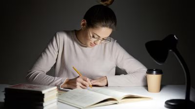 परीक्षा के लिए पूरी रात पढ़ाई? चिकित्सा शिक्षक ने चेतावनी दी है कि यह वास्तव में उल्टा असर डाल सकता है और आपके उत्तर लेखन को नुकसान पहुंचा सकता है 4 exam 1785162235648 1785162235895 bcfb3e6d 2ff2 4fa3 9535 3647a9e53571