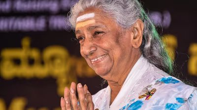 'वह जीवित रहेंगी, कोई अलविदा नहीं': राजकीय सम्मान के साथ दिग्गज गायिका के अंतिम संस्कार में शामिल हुईं एस जानकी की पोती 4 janaki last rites 1783860019982 1783860020152 77b5ebf2 3bc2 4cc4 9933 2984df89923a