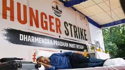 सोनम वांगचुक: 'दो दिनों में मर सकते हैं, वजन 8.5 किलो कम हो गया': दिल्ली HC में याचिका में सोनम वांगचुक को 'जबरन खिलाने' की मांग की गई क्योंकि भूख हड़ताल से कार्यकर्ता के स्वास्थ्य पर असर पड़ रहा है | भारत समाचार 1 new delhi jul 13 ani environmentalist sonam wangchuk on the 16th day of his
