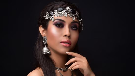 अधिक संतुलित और आकर्षक लुक के लिए ऐसे आभूषण कैसे चुनें जो आपके चेहरे के आकार से मेल खाते हों 3 pexels photo 9293538 1784802789850 1784802806506 2524db36 f062 46b3 a61c 84e22602eb1d
