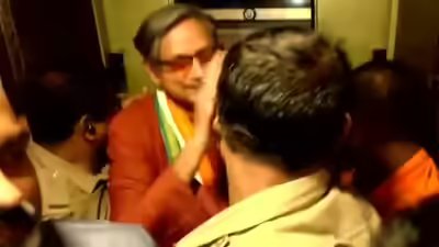 देखें: केरल के होटल की लिफ्ट फंसने के बाद शशि थरूर को बचाया गया | भारत समाचार 2 shashi tharoor being brought out of the lift