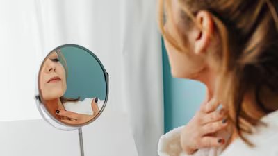 क्या आप अपनी गर्दन पर गांठें देख रहे हैं? चिकित्सक डॉ कुणाल सूद ने घर पर थायराइड की स्वयं जांच करने के लिए चरण-दर-चरण मार्गदर्शिका साझा की है 4 thyroid check 1784035754573 1784035754799 ee82324e c6dd 4c52 80aa e04fda06bf44