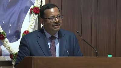 'कोई भी कानून गंगा के किनारे चिकन खाने पर रोक नहीं लगाता': SC जज ने नाव यात्रा के दौरान बिरयानी खाने पर मुस्लिम छात्रों की गिरफ्तारी की निंदा की 1 ub 1785057201181 1785057206717 77196e7d 4191 4723 90c3 41ceccb91b9b