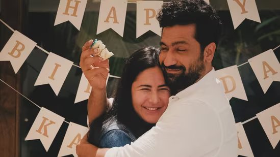 माँ के रूप में अपने पहले जन्मदिन पर विक्की कौशल ने कैटरीना कैफ को कसकर गले लगाया, प्रशंसक झूमने से नहीं रोक सके 1 vicky kaushal 1784266795329 1784266795486 f62b1dcc 8a8c 4cac ba95 82aef7b72cd5