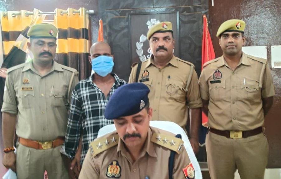 महिला का लाकेट झपटना पड़ा भारी, सीसीटीवी ने खोला राज, तमंचे संग चढ़ा पुलिस के हत्थे बिना नम्बर प्लेट के मोटर साइकिल भी बरामद 1 WhatsApp Image 2026 08 12 at 7.35.24 AM