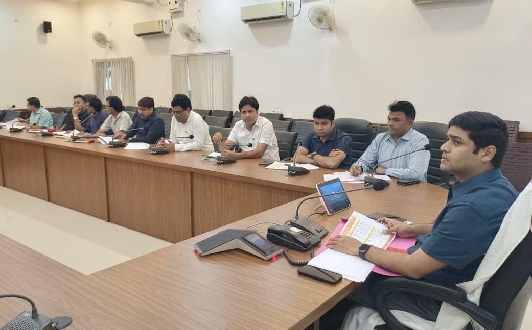 डीएम ने बेसिक शिक्षा विभाग की समीक्षा बैठक में दिए सख्त निर्देश, डिजिटल हाजिरी और गुणवत्तापूर्ण शिक्षा पर जोर, दस दिन में पिछला नामांकन रिकॉर्ड तोड़ने का लक्ष्य 1 WhatsApp Image 2026 08 12 at 8.11.33 AM