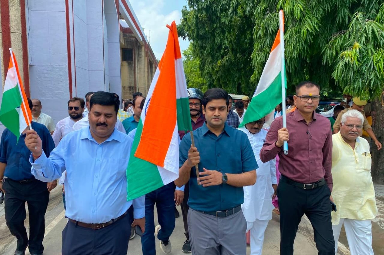 जिलाधिकारी संग बच्चों ने बुलंद किया तिरंगे का मान, गुब्बारे उड़ाकर डीएम ने दिया राष्ट्रप्रेम का संदेश, ढोल-नगाड़ों के बीच गूंजा ‘हर घर तिरंगा 1 WhatsApp Image 2026 08 12 at 8.40.13 AM