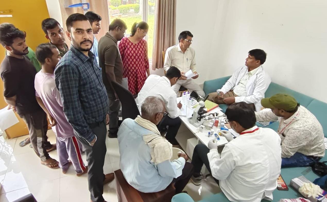 बीमारी से पहले बचाव की राह पर बढ़ा एनबीएआईएम, कुश्मौर में लगे स्वास्थ्य शिविर में 180 कर्मचारियों की जांच, विशेषज्ञ चिकित्सकों ने किया जागरूक 1 WhatsApp Image 2026 08 13 at 8.19.06 AM