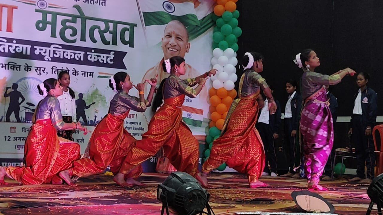 तिरंगे के रंग में रंगा नगर पालिका हॉल, देशभक्ति गीतों से गूंजा माहौल, हर घर तिरंगा अभियान में बच्चों ने जमाया रंग, 1 WhatsApp Image 2026 08 13 at 8.40.05 AM
