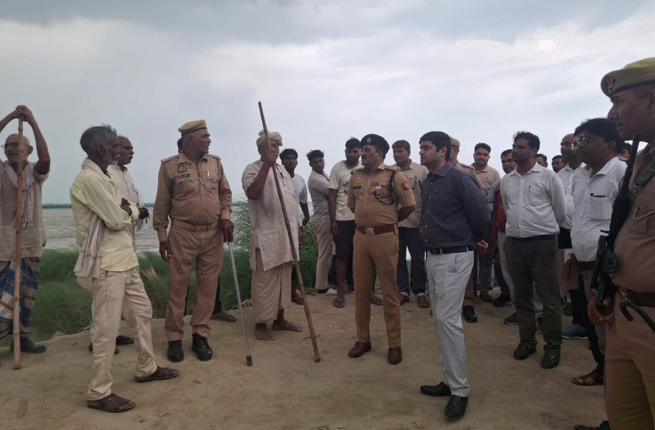 विंटोलिया में डीएम-एसपी ने परखी बाढ़ की तैयारी, जनसुरक्षा सर्वोपरि, डीएम ने अधिकारियों को दिए सख्त निर्देश 1 WhatsApp Image 2026 08 17 at 1.56.05 AM