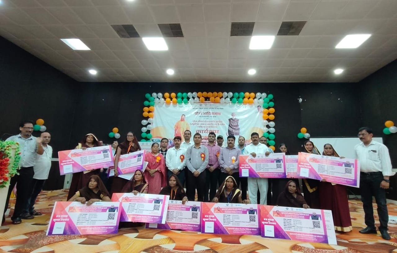 रसोइयों के सम्मान से खिले चेहरे, "जैसा अन्न वैसा मन" की सीख के साथ बांटे 5 लाख का कैशलेस कार्ड और मानदेय का डेमोचेक 1 WhatsApp Image 2026 08 24 at 7.25.26 AM