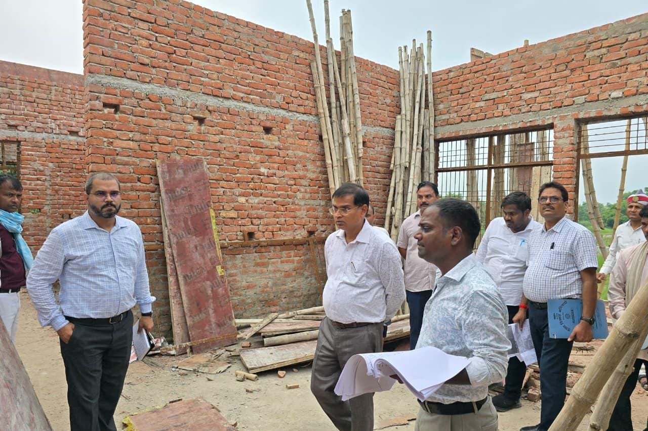 उत्सव भवन के निर्माण में मानक से समझौता नहीं, सीडीओ ने दिए सख्त निर्देश 1 WhatsApp Image 2026 08 24 at 8.18.21 AM