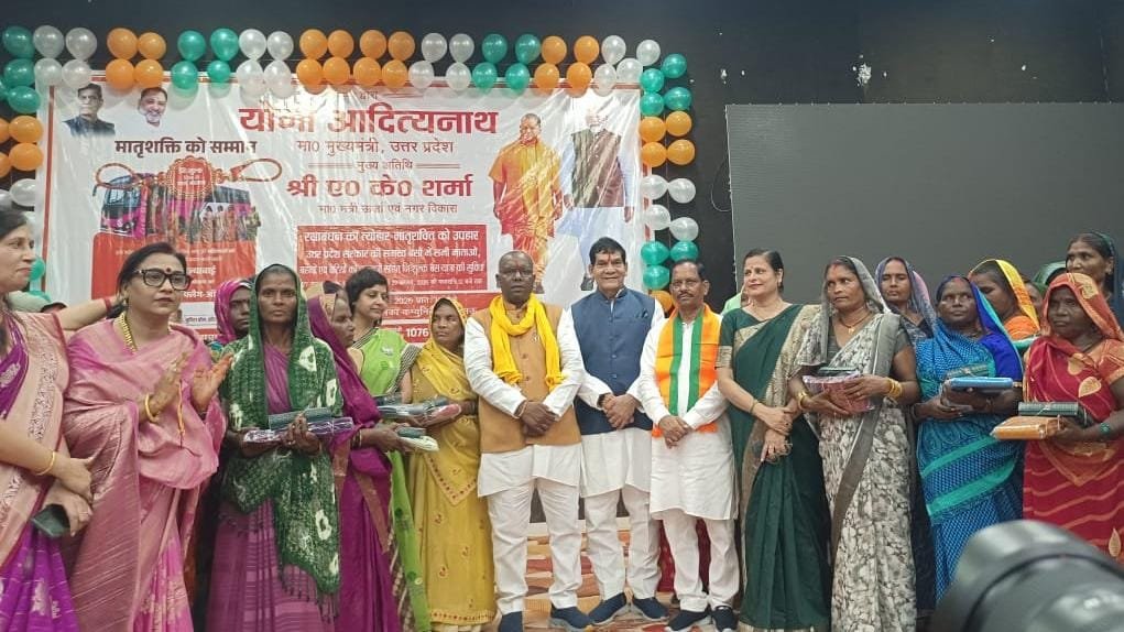 मऊ में मातृ शक्ति को मिला सफर का सहारा, स्वच्छताकर्मी बहनों ने मंत्री की कलाई पर बांधा विश्वास का धागा