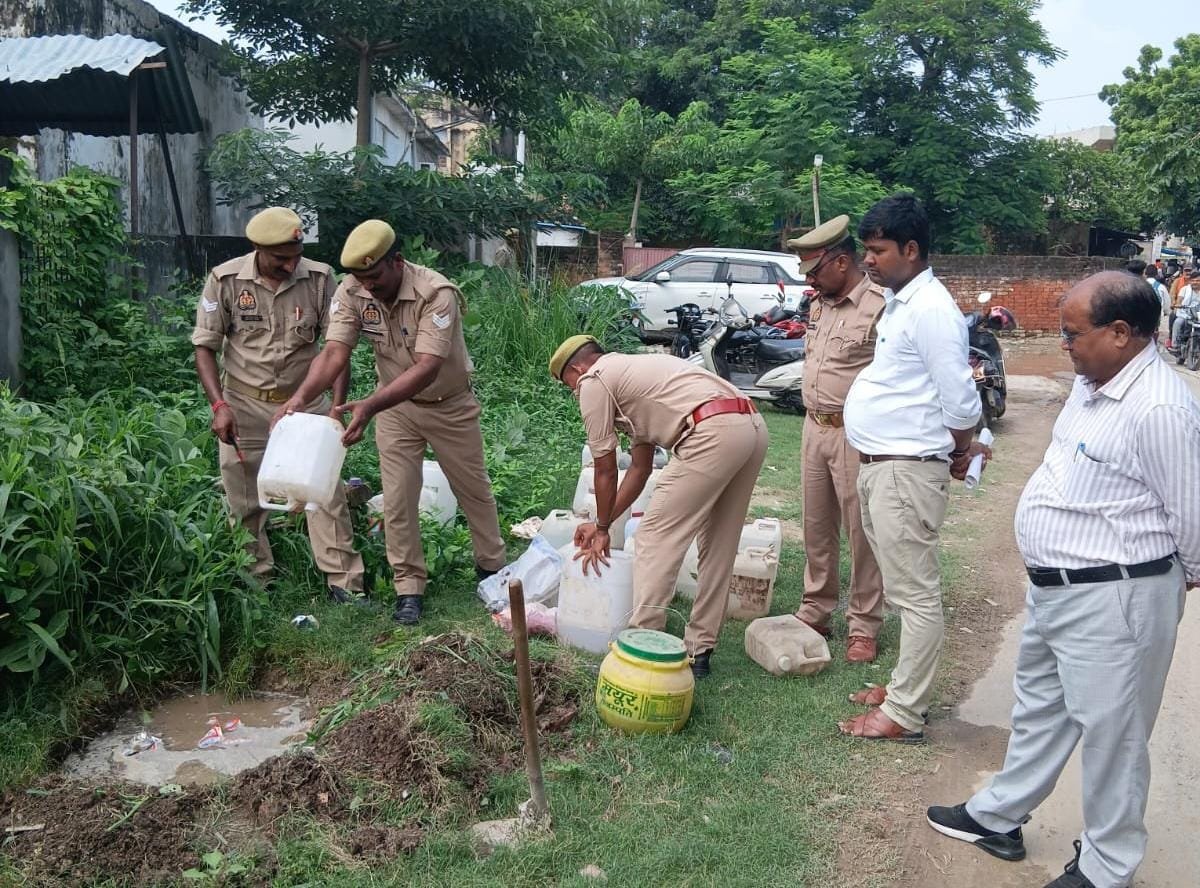 272.5 लीटर अवैध शराब का हुआ अंतिम संस्कार,   गड्ढा खुदा, शराब बही और खत्म हो गया 23 मुकदमों का ‘नशा’