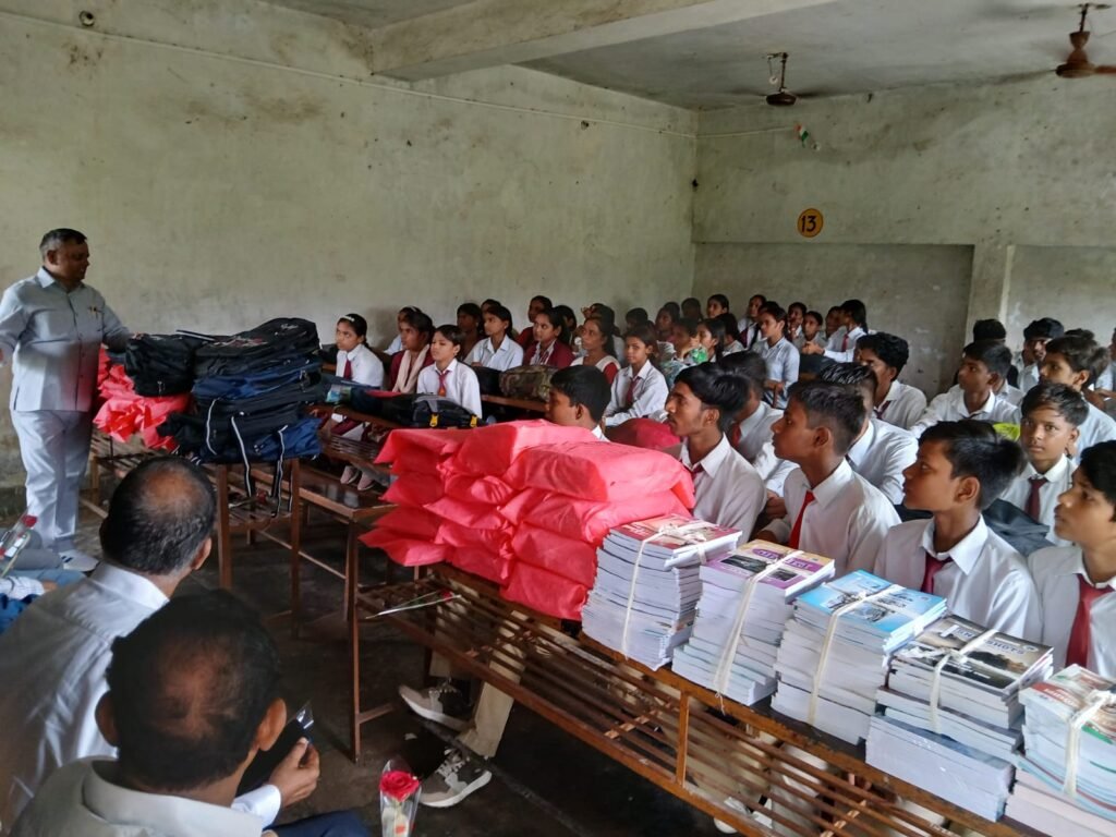 पुस्तक वितरण कार्यक्रम में 100 विद्यार्थियों को मिली पठन-पाठन सामग्री, सहयोगियों का जताया आभार 2 WhatsApp Image 2026 08 31 at 11.58.09 PM