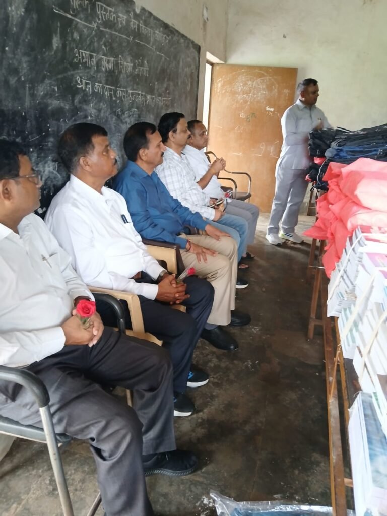 पुस्तक वितरण कार्यक्रम में 100 विद्यार्थियों को मिली पठन-पाठन सामग्री, सहयोगियों का जताया आभार 3 WhatsApp Image 2026 08 31 at 11.58.10 PM 1