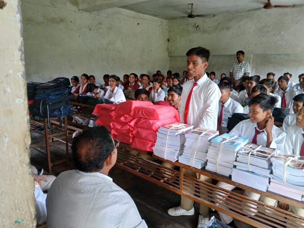 पुस्तक वितरण कार्यक्रम में 100 विद्यार्थियों को मिली पठन-पाठन सामग्री, सहयोगियों का जताया आभार 4 WhatsApp Image 2026 08 31 at 11.58.10 PM 2