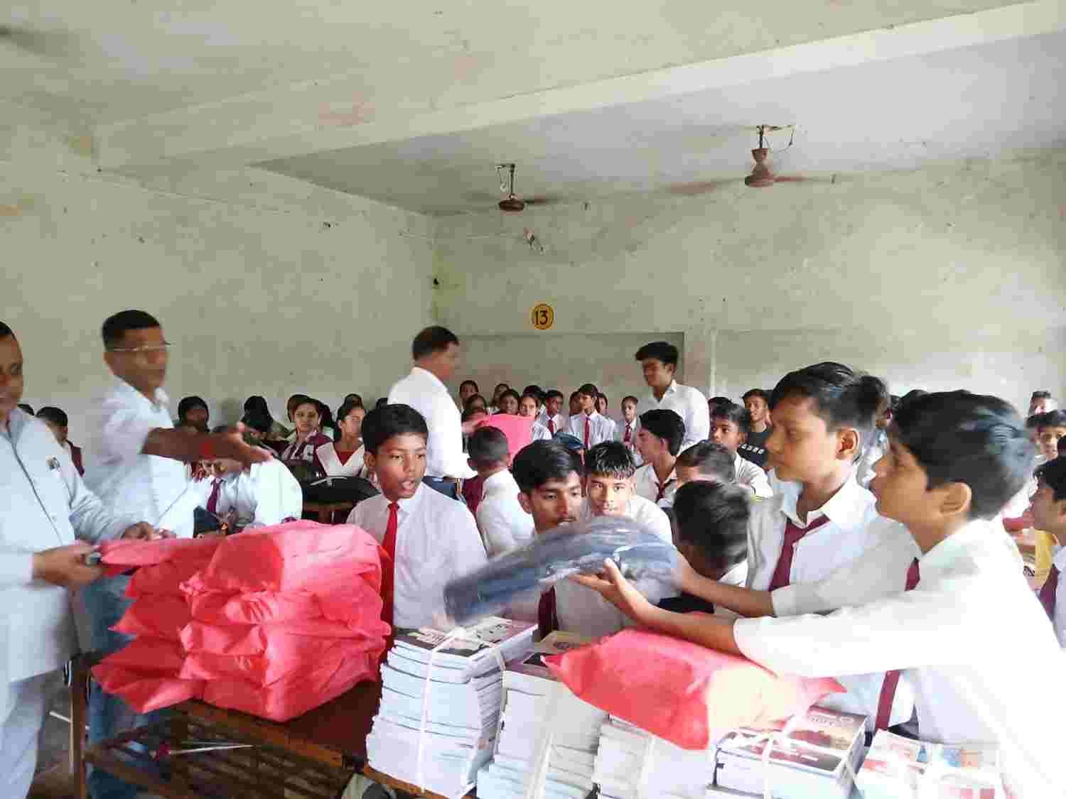 पुस्तक वितरण कार्यक्रम में 100 विद्यार्थियों को मिली पठन-पाठन सामग्री, सहयोगियों का जताया आभार 1 WhatsApp Image 2026 08 31 at 11.58.10 PM 40kb