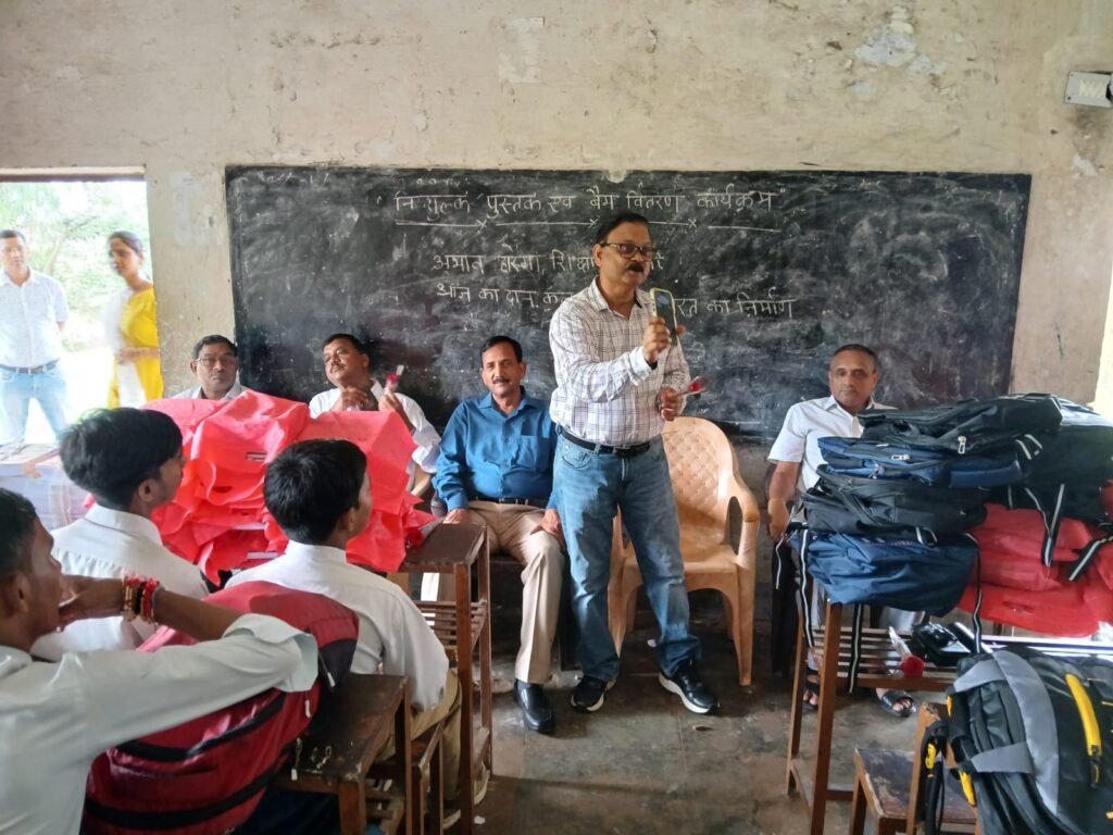 पुस्तक वितरण कार्यक्रम में 100 विद्यार्थियों को मिली पठन-पाठन सामग्री, सहयोगियों का जताया आभार 5 WhatsApp Image 2026 08 31 at 11.58.11 PM 1