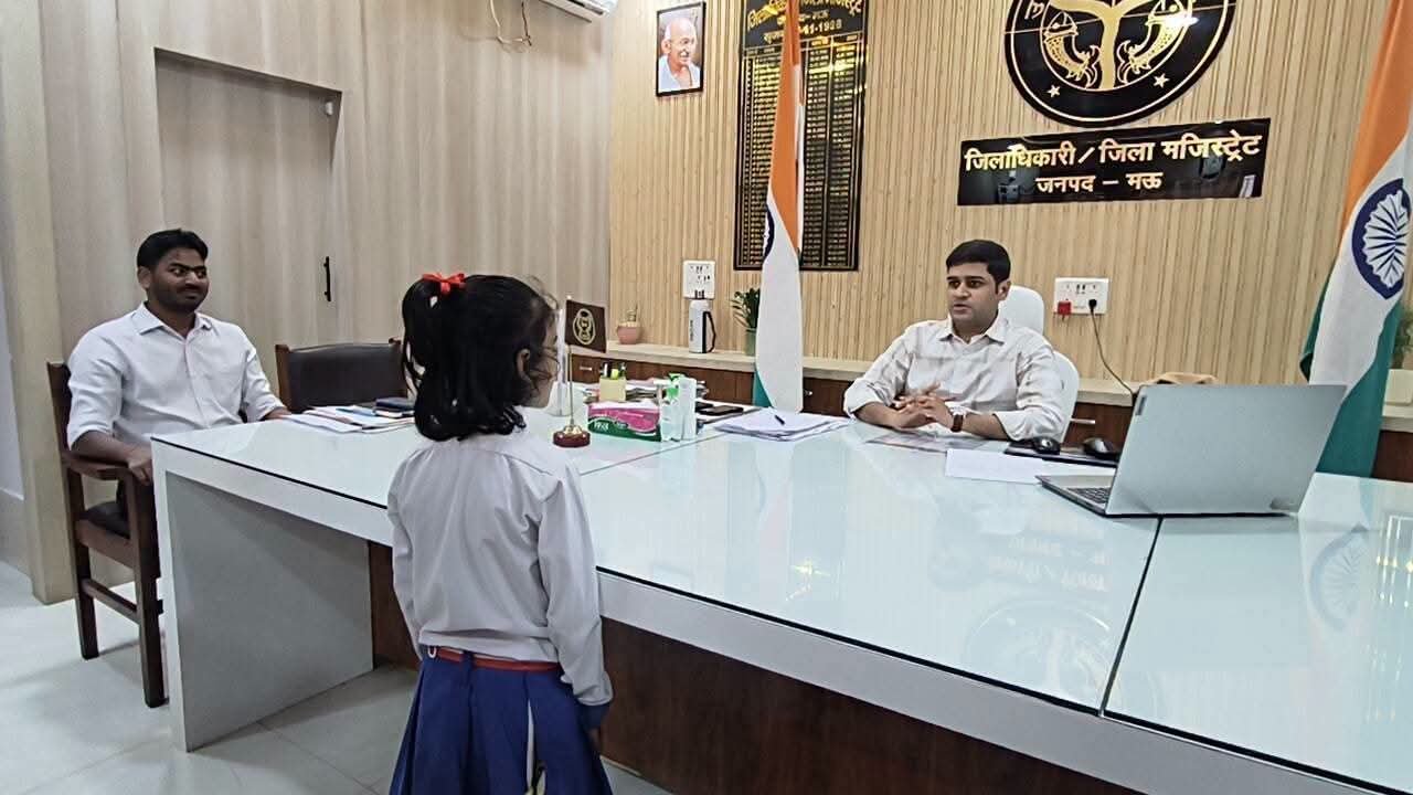 सामरा की मासूम मांग पर डीएम का एक्शन, सड़क का एस्टीमेट तैयार, जनसुनवाई में बच्ची ने कहा—“साहब, हमारे घर तक की कच्ची सड़क बनवा दीजिए” 1 WhatsApp Image 2026 09 01 at 7.04.56 PM