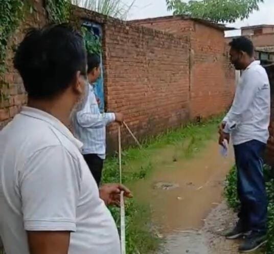 सामरा की मासूम मांग पर डीएम का एक्शन, सड़क का एस्टीमेट तैयार, जनसुनवाई में बच्ची ने कहा—“साहब, हमारे घर तक की कच्ची सड़क बनवा दीजिए” 3 WhatsApp Image 2026 09 01 at 7.05.41 PM