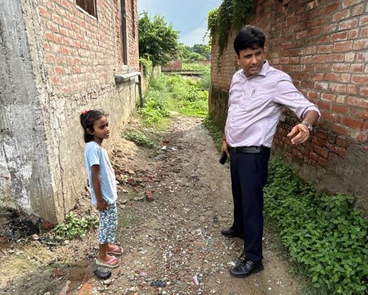 सामरा की मासूम मांग पर डीएम का एक्शन, सड़क का एस्टीमेट तैयार, जनसुनवाई में बच्ची ने कहा—“साहब, हमारे घर तक की कच्ची सड़क बनवा दीजिए” 2 WhatsApp Image 2026 09 01 at 7.06.32 PM