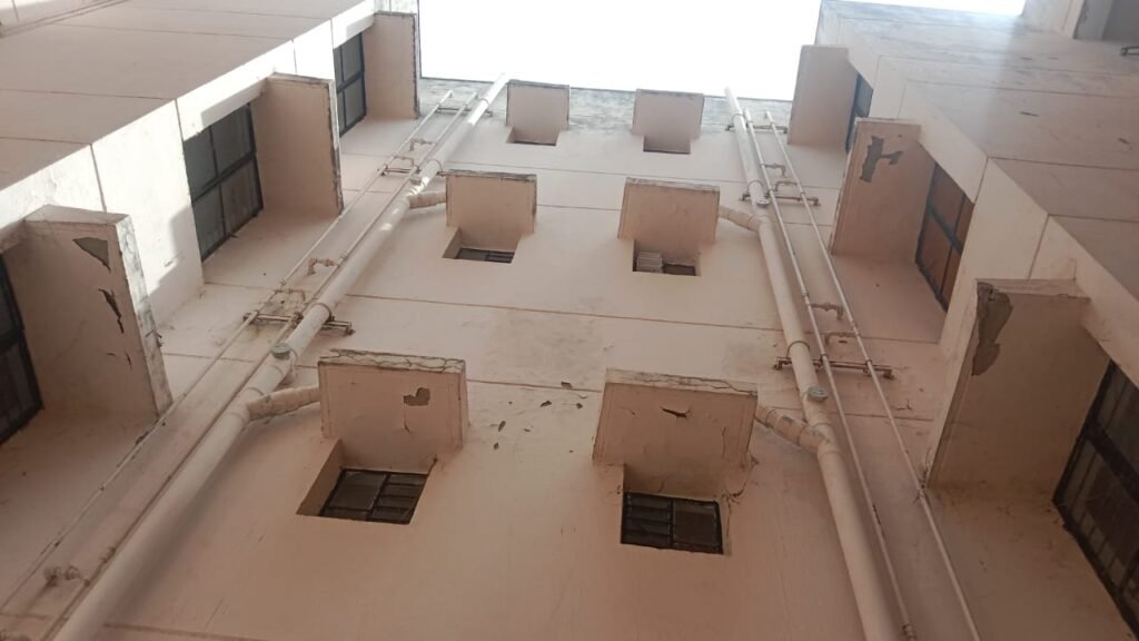 गार्डन सिटी में सीवर और जलभराव की समस्या से परेशान निवासी, DLF से भवन गुणवत्ता और निर्माण संबंधी दस्तावेज मांगे 4 WhatsApp Image 2026 09 02 at 5.19.15 PM