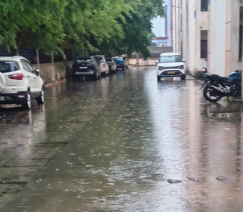 गार्डन सिटी में सीवर और जलभराव की समस्या से परेशान निवासी, DLF से भवन गुणवत्ता और निर्माण संबंधी दस्तावेज मांगे 2 WhatsApp Image 2026 09 02 at 5.19.16 PM 1 1
