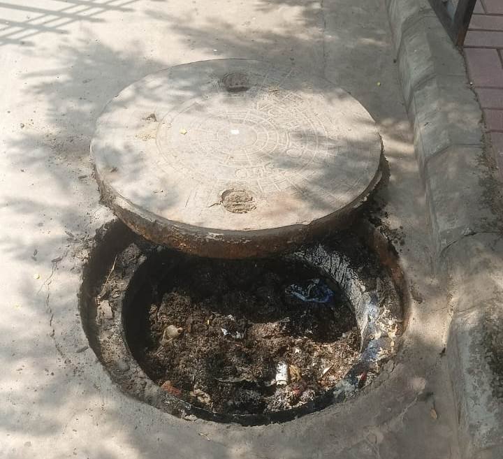 गार्डन सिटी में सीवर और जलभराव की समस्या से परेशान निवासी, DLF से भवन गुणवत्ता और निर्माण संबंधी दस्तावेज मांगे 5 WhatsApp Image 2026 09 02 at 5.19.17 PM