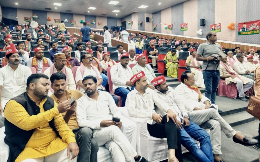 मऊ में गूंजा व्यापारियों का हक, पीडीए(PDA) सम्मेलन में उठी एकजुटता की आवाज 2 WhatsApp Image 2026 09 07 at 1.33.11 AM 1