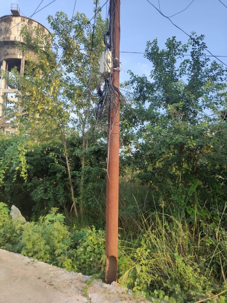 सदर जिला चिकित्सालय में ‘खतरे’ पर खड़ा बिजली का खंभा, कभी भी हो सकता है बड़ा हादसा, जर्जर बिजली का खंभा बोला—‘हादसा होने का इंतजार है क्या?’ 3 WhatsApp Image 2026 09 07 at 8.22.27 AM 1