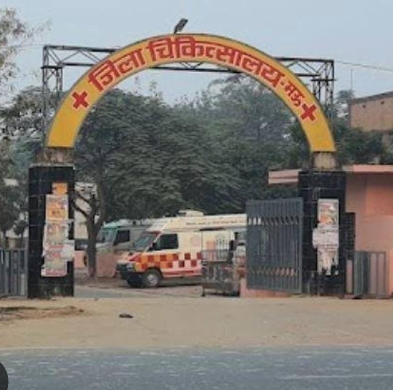 सदर जिला चिकित्सालय में ‘खतरे’ पर खड़ा बिजली का खंभा, कभी भी हो सकता है बड़ा हादसा, जर्जर बिजली का खंभा बोला—‘हादसा होने का इंतजार है क्या?’ 1 WhatsApp Image 2026 09 07 at 8.22.29 AM